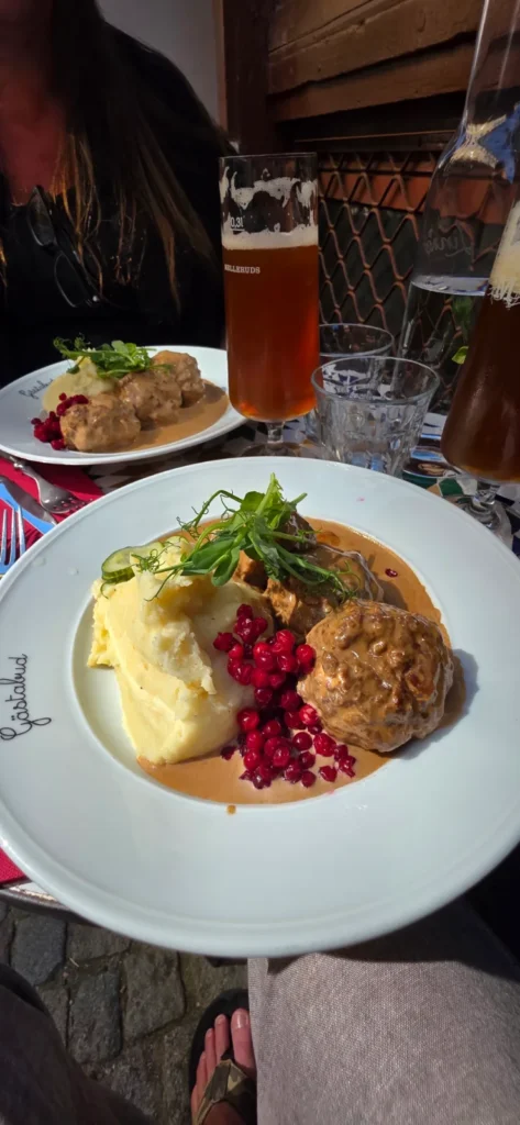 Gästabuds köttbullar med potatismos, gräddsås och lingon